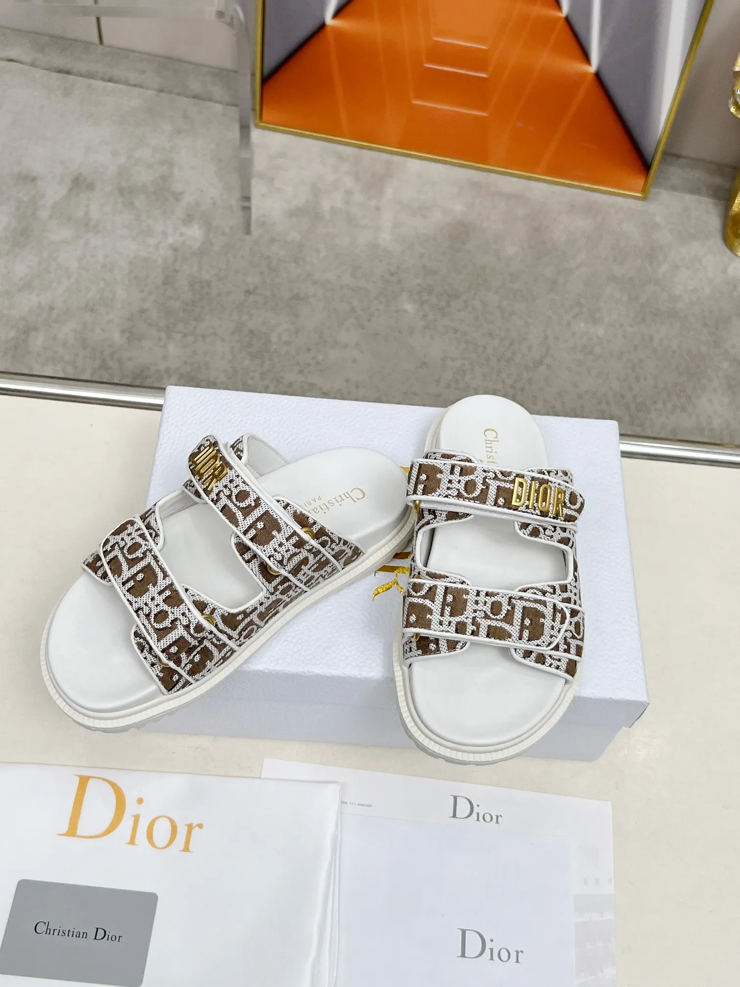 👟👟Ex-factory price 480👟👟Dior👏👏New classic style. 🔥Purchasing-level qualityThick-soled slippers popular in foreign counters. Upper➕Inner: original customized material, original mold opening of sole 1.1 (lightweight, code number 35-40 (41/42 can be customized)